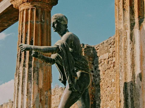 Estatua de figura humana de la antigua ciudad de Pompeya