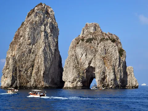 Arco del Amor, uno de los más famosos de la bahía de Capri.