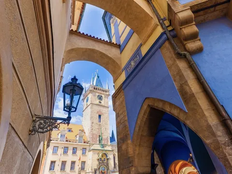 Vista del Reloj Astronómico de Praga en la Ciudad Vieja desde un arco
