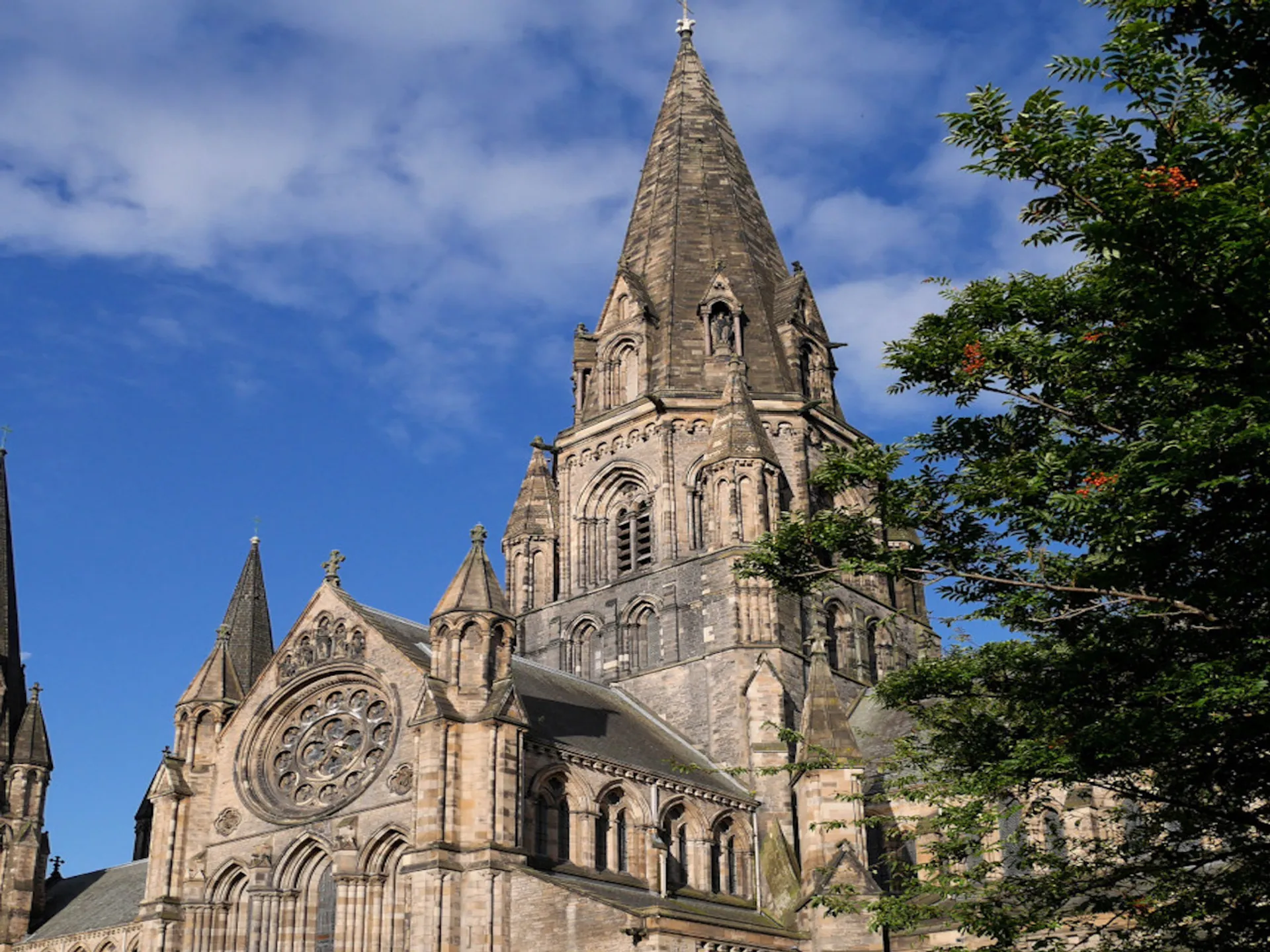 Exterior de la Catedral de Edimburgo - Catedral de Santa María - Qué ver en Edimburgo - Guía de Viajes Edimburgo - Buendía Tours