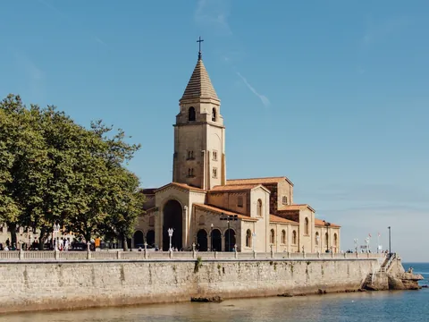 Iglesia de San Pedro en el paseo del Muro de San Lorenzo, Gijón