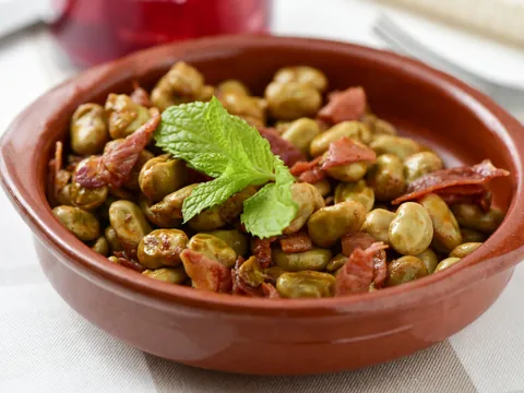Habas con saladillas y Jamón - Comida típica de Granada - Qué comer en Granada - Comer en Granada - Guía de viaje Granada - Buendía Tours