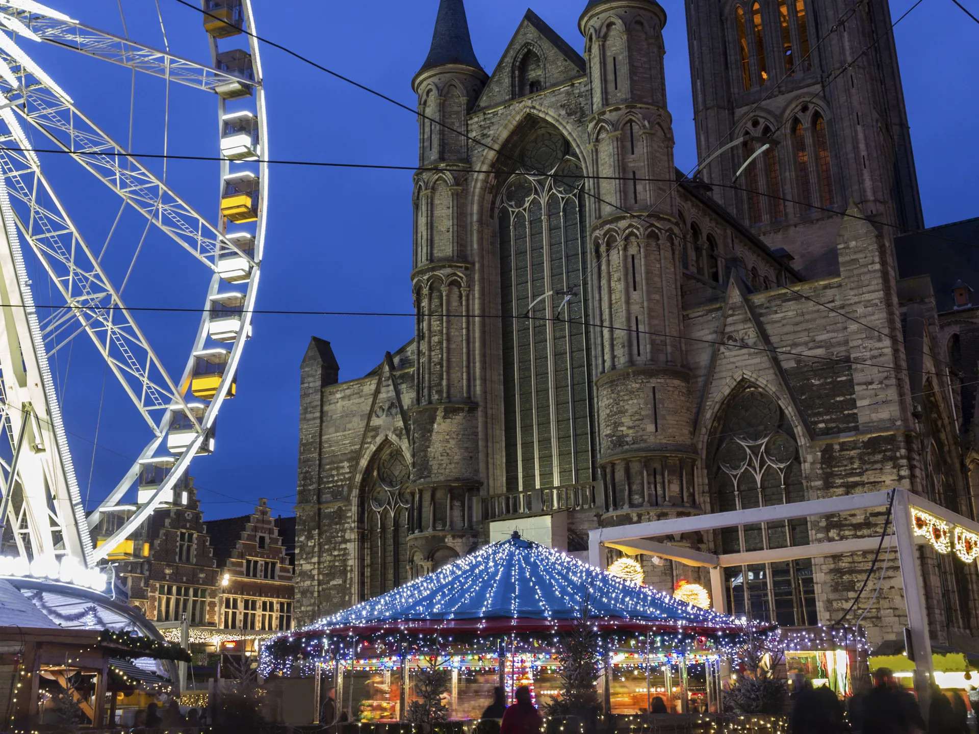 Luces de navidad en Gante con la Iglesia de San Nicolás detrás - Navidad en Bélgica - Blog - Buendía Tours