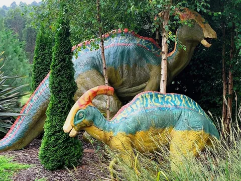 Esculturas de dinosaurios en el exterior del Museo Jurásico de Asturias, Colunga