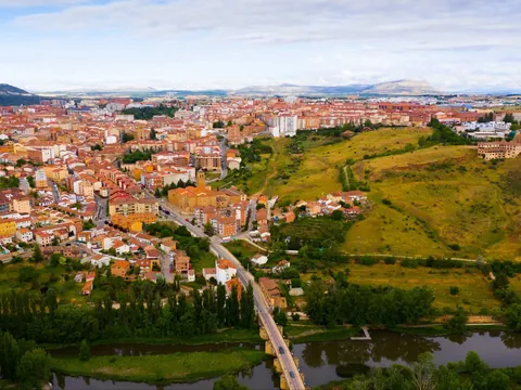Vista aérea de Soria, el río Duero y el puente medieval