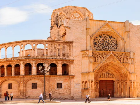 Puerta de los Apóstoles de la Catedral de Valencia en la Plaza de la Virgen