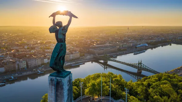 Estatua de la Libertad en la colina Gellért de Budapest al amanecer.