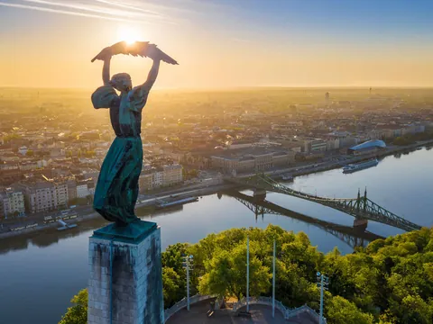 Estatua de la Libertad en la colina Gellért de Budapest al amanecer.