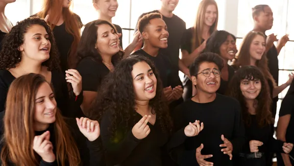 Coro góspel cantando durante misa en Harlem, Nueva York, Estados Unidos