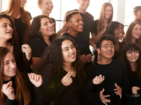 Coro góspel cantando durante misa en Harlem, Nueva York, Estados Unidos