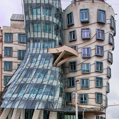 Edificios bailando en la Ciudad Nueva de Praga - Qué ver en Praga - Guía de viaje Praga - Buendía Tours