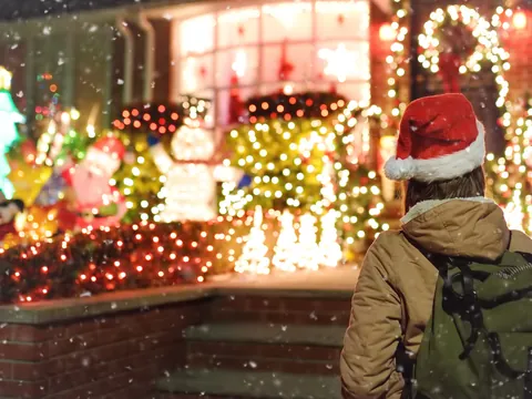 Persona observando luces de Navidad en Dyker Heights, Brooklyn, Nueva York