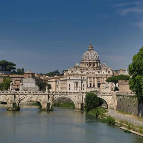 Basílica de San Pedro y puente sobre el río Tíber en Roma
