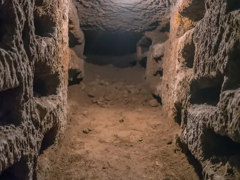 Interior de las catacumbas de Roma.