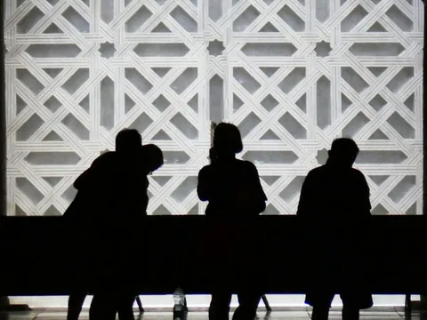 Siluetas de personas en la Mezquita de Córdoba