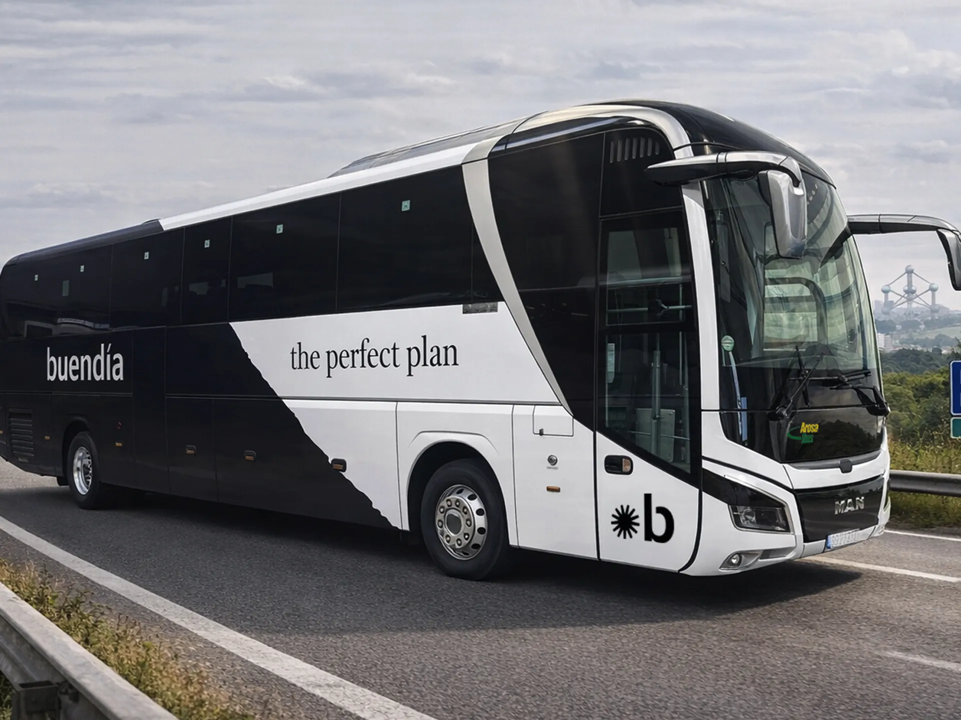 Autobús de Buendía Tours en la carretera hacia Bruselas con el Atomium al fondo