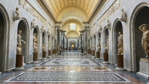 Galería de esculturas en los Museos Vaticanos de Roma con su techo abovedado
