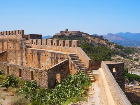 Las murallas defensivas de Sagunto, imponentes y bien conservadas, son el reflejo de la fortaleza que protegió la ciudad durante siglos.