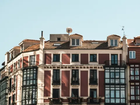Fachadas tradicionales con balcones en el Casco Viejo de Bilbao bajo cielo despejado.