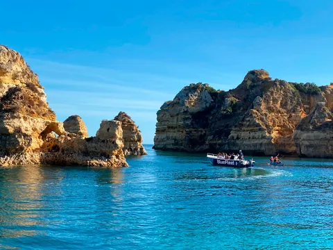 paseo en barco Costa Lagos Ponta Piedade Grutas Ponta Delgada Crucero catamarán Algarve