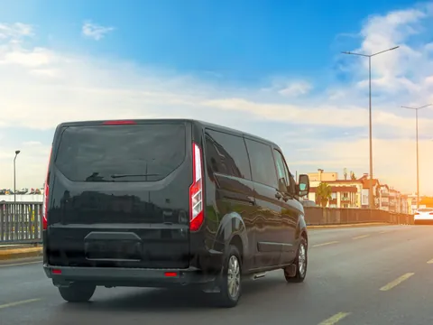 Furgoneta de traslado privado circulando por Estambul al atardecer, servicio de transfer en Turquía