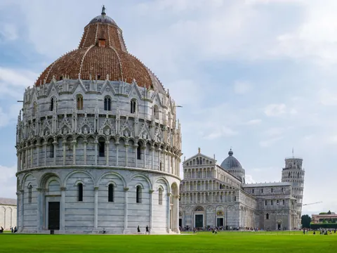 Baptisterio de San Juan en la Piazza dei Miracoli (Plaza de los Milagros) en Pisa, Italia, junto a la famosa Torre Inclinada y la Catedral de Pisa