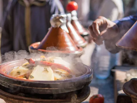 Tagine de comida bereber tradicional servido en el valle de Imlil, Alto Atlas