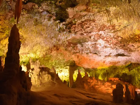 Estalactitas y estalagmitas iluminadas en el interior de las Cuevas del Hams, Mallorca