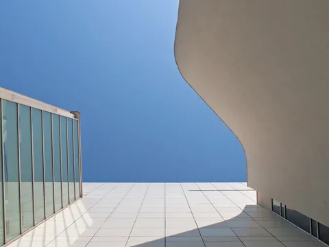Muros blancos con líneas curvas MACBA, Barcelona
