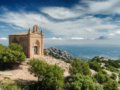 Ermita de Montserrat sobre las montañas con vistas al valle catalán
