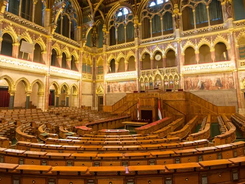 El interior de la Cámara Alta del Parlamento de Budapest de madera dorada.