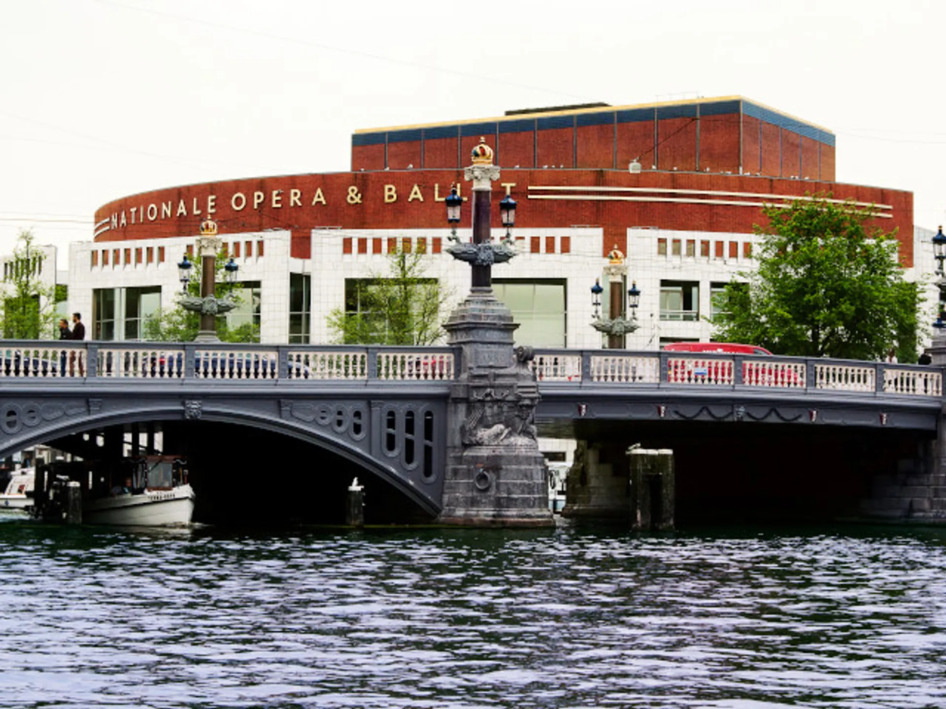 Stopera de Ámsterdam detras de un puente