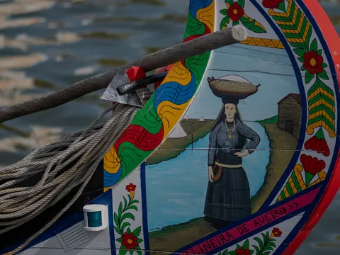 Detalle pintado de un moliceiro de Aveiro con motivos tradicionales de colores.