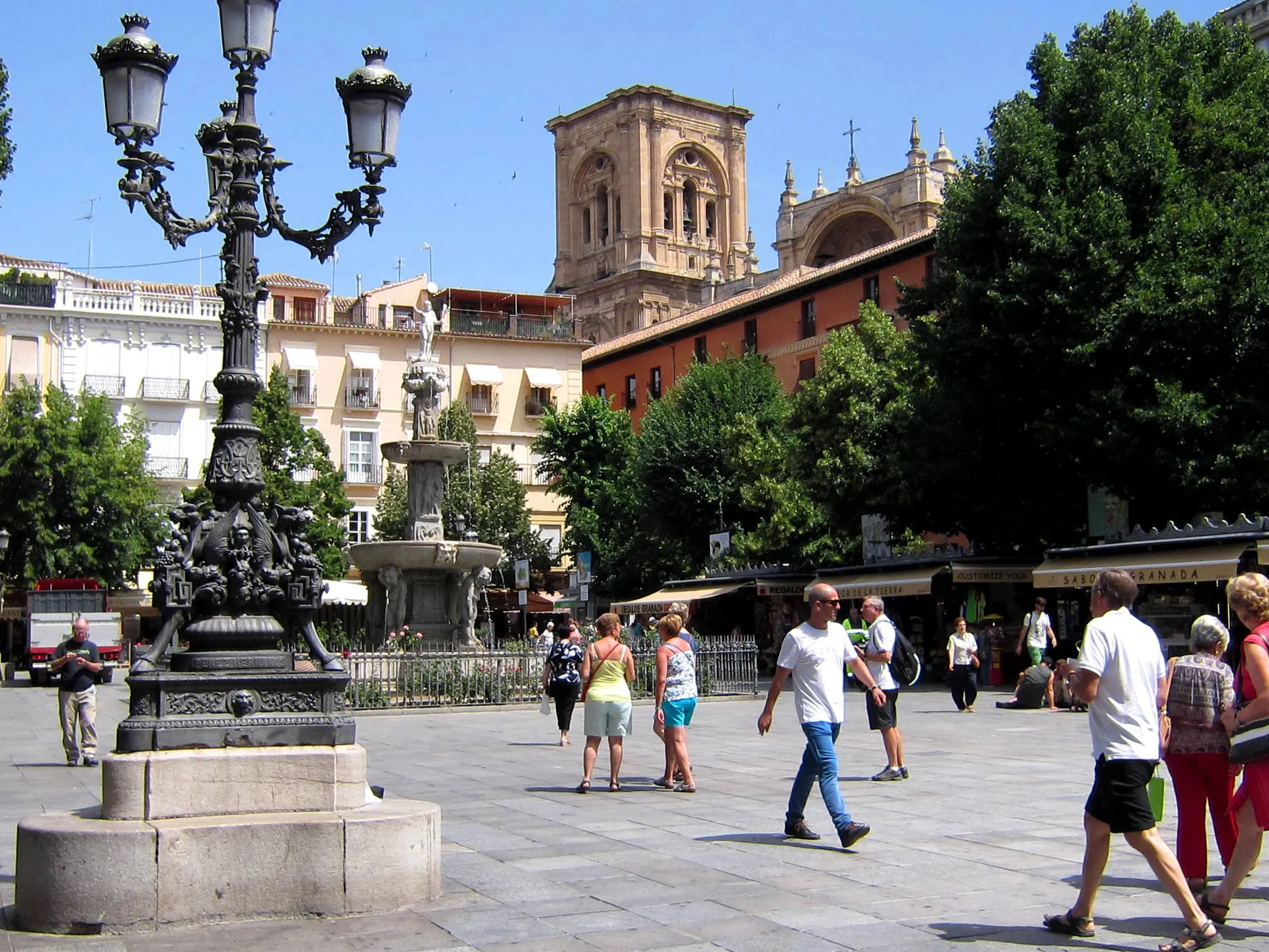 Plaza Bib Rambla - Qué ver en Granada - Guía de viaje Granada - Buendía Tours