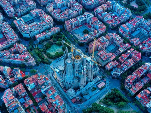 Vista aérea de la Sagrada Familia rodeada por las calles del Eixample en Barcelona