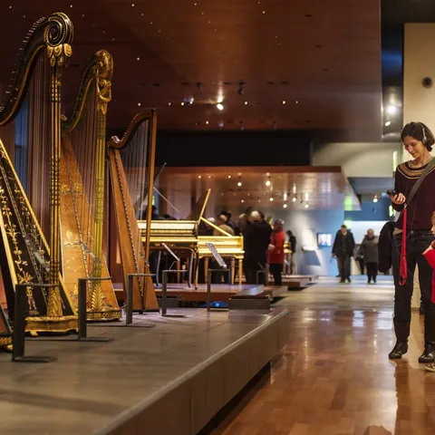 Madre e hija visitando la exposición de Harpas en el Museo de la Música de París © W Beaucardet