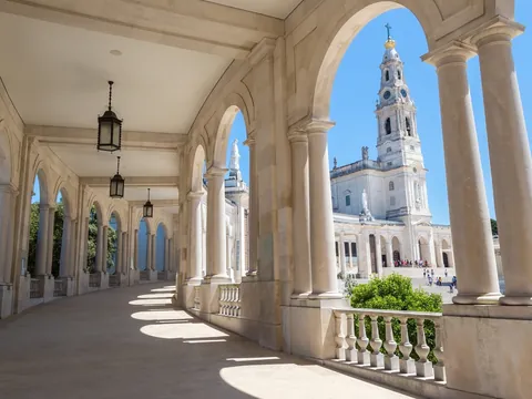 Columnata y torre de la Basílica de Nuestra Señora del Rosario, Fátima