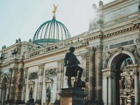 Estatua de Gottfried Semper frente a la Academia de Bellas Artes de Dresde