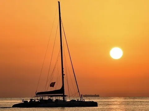 Catamarán al atardecer en la costa de Valencia