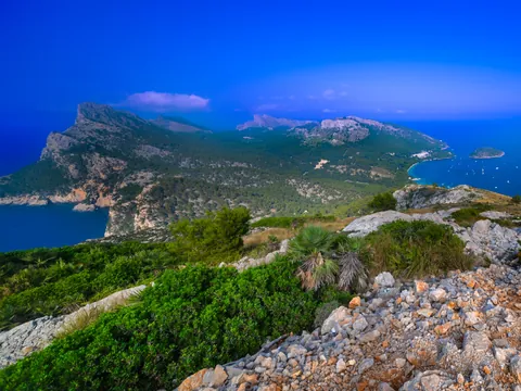 Vista aérea de la bahía de Pollensa, una maravilla para los sentidos.