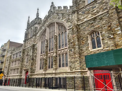 Fachada de iglesia góspel en Harlem, Nueva York, Estados Unidos
