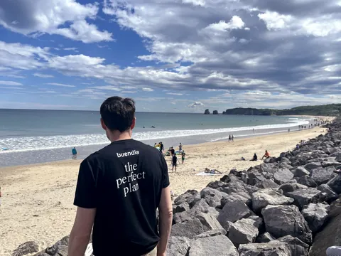 Excursionistas descubriendo Hendaya con buendía