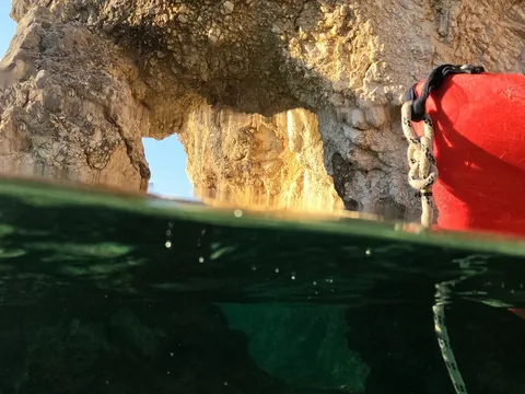 Ruta en kayak doble por las cuevas de Cala en Porter