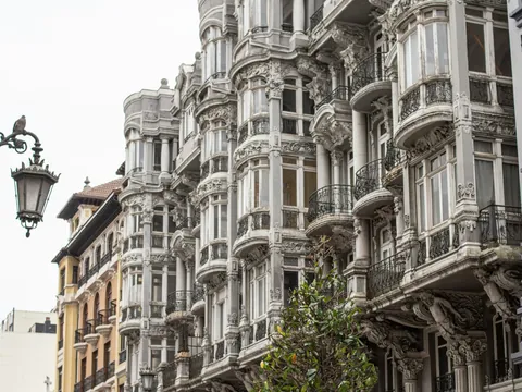 Fachadas modernistas con balcones y detalles ornamentales en el centro de Oviedo, una de las zonas más emblemáticas de la ciudad.