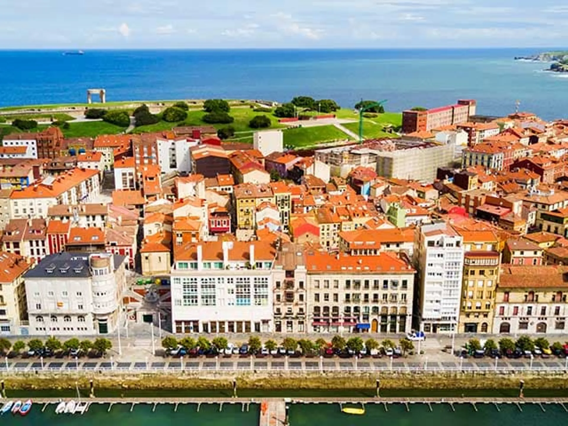Vista Barrio de Cimadevilla - Qué ver y qué hacer en Gijón y sus alrededores - Blog - Buendía Tours