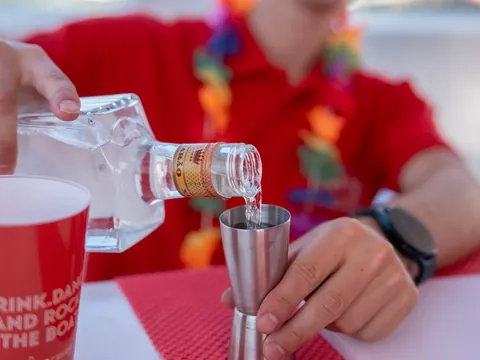Preparando un cóctel durante una fiesta en barco en Oporto.
