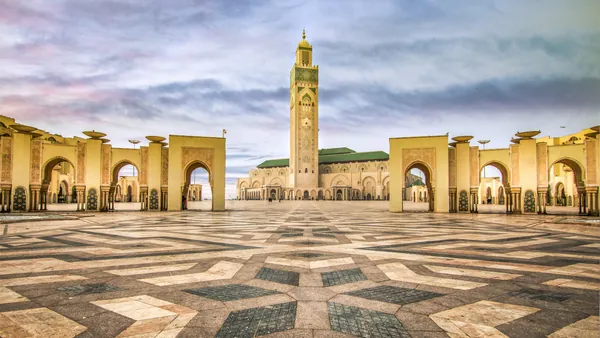 Explanada y minarete de la Mezquita Hassan II en Casablanca, Marruecos