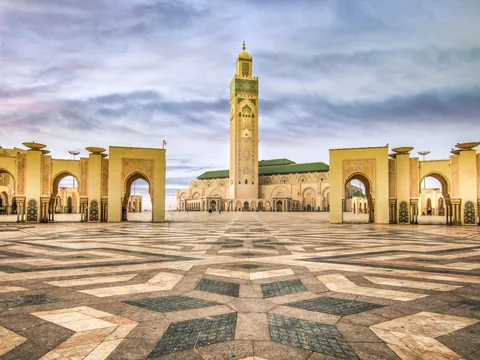 Explanada y minarete de la Mezquita Hassan II en Casablanca, Marruecos