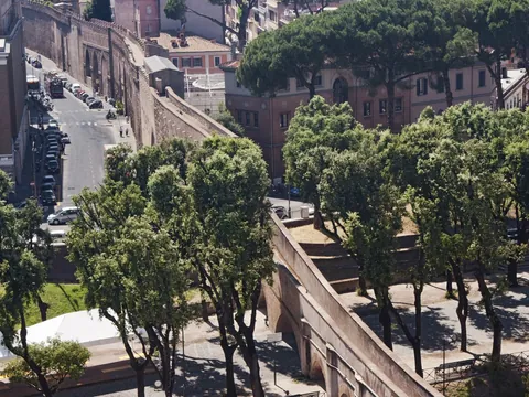 Murallas del Passetto di Borgo y vegetación en los alrededores del Vaticano.
