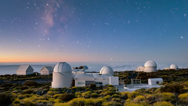 Vista general de observatorio de Tenerife desde donde contemplar un cielo estrellado.
